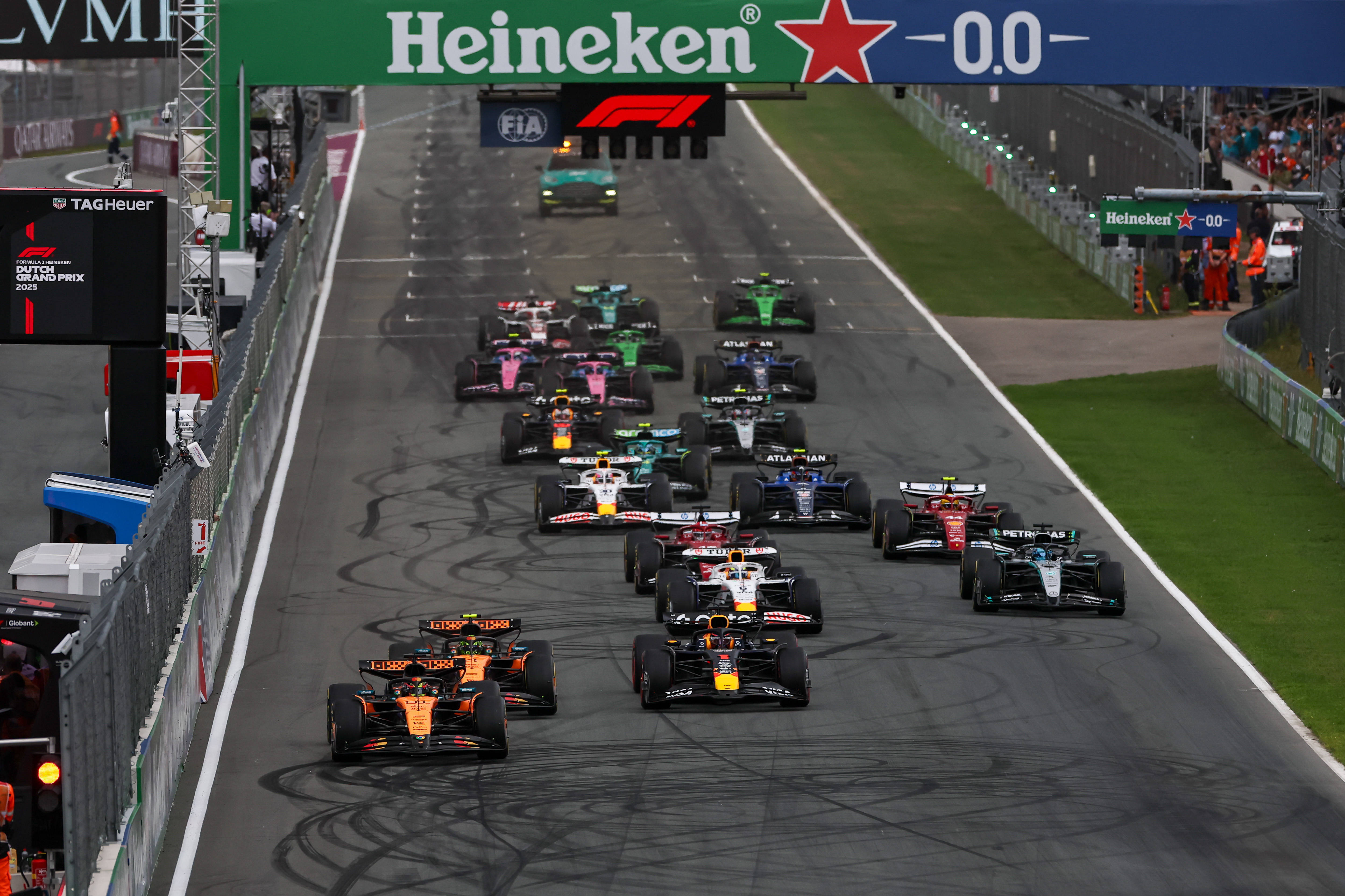 包含红牛二队险胜雷诺车队,皮亚斯特里扛起全队的词条 包含红牛二队险胜雷诺车队,皮亚斯特里扛起全队的词条